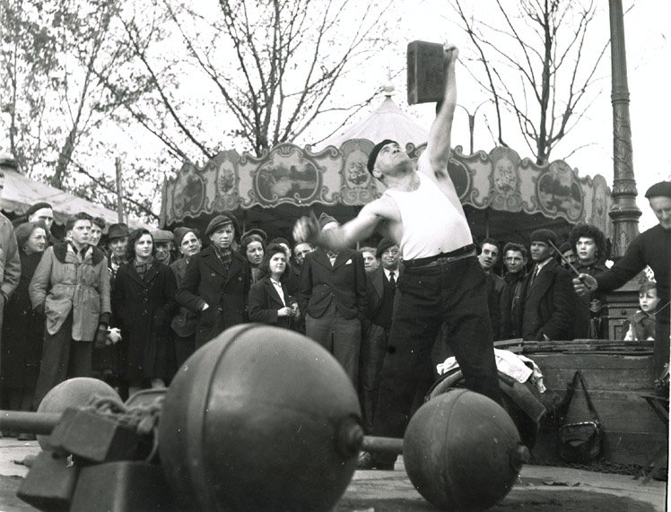 Robert Doisneau - Banquiste, Place de la Bastille Robert Doisneau - Banquiste, Place de la Bastille